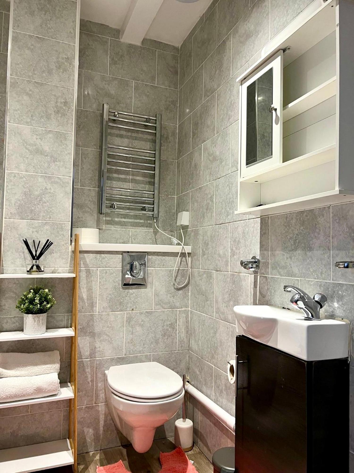 Spacious 3 Bedroom Flat In Kings Cross, St 159 *