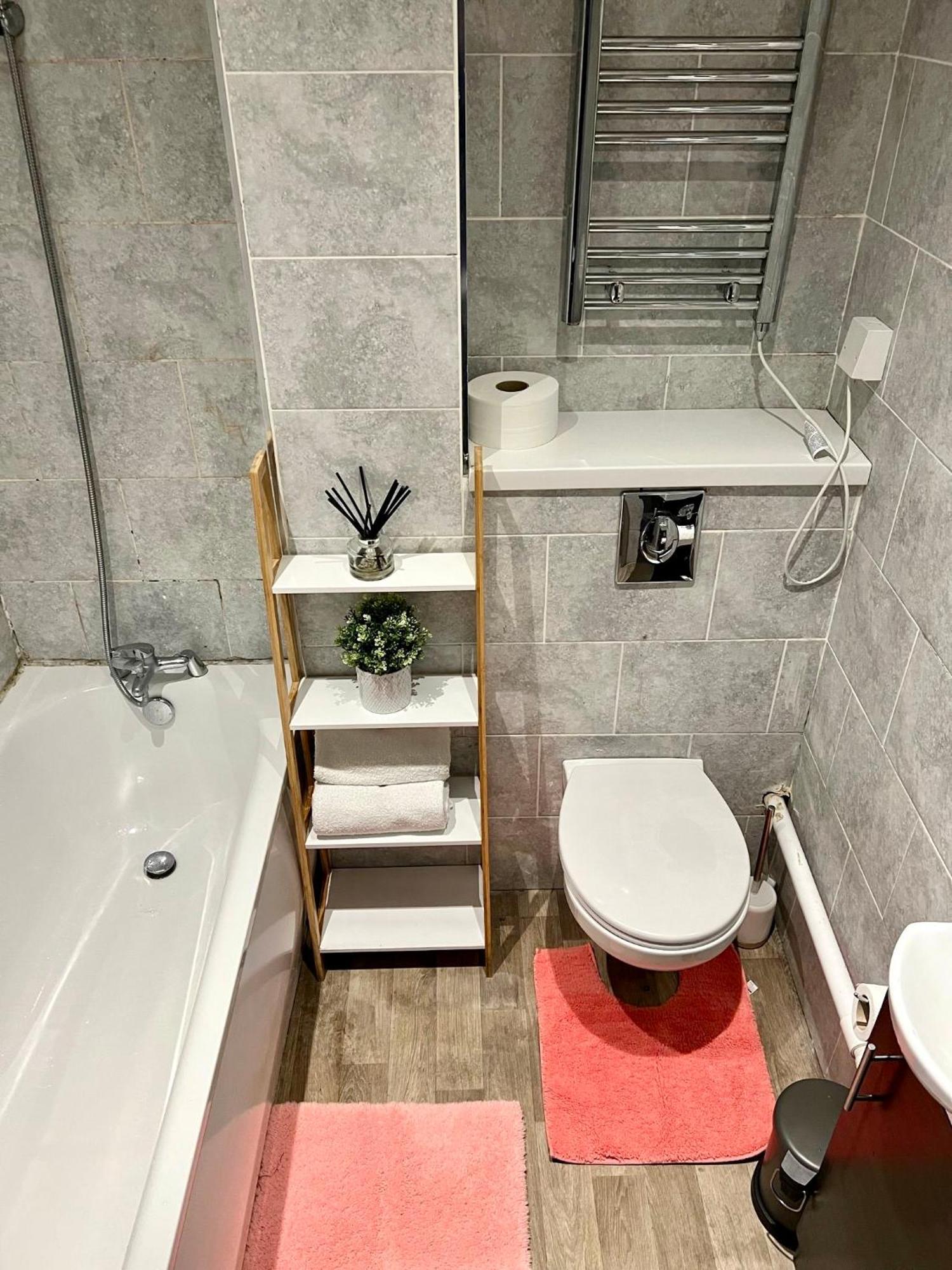 Spacious 3 Bedroom Flat In Kings Cross, St 159 *