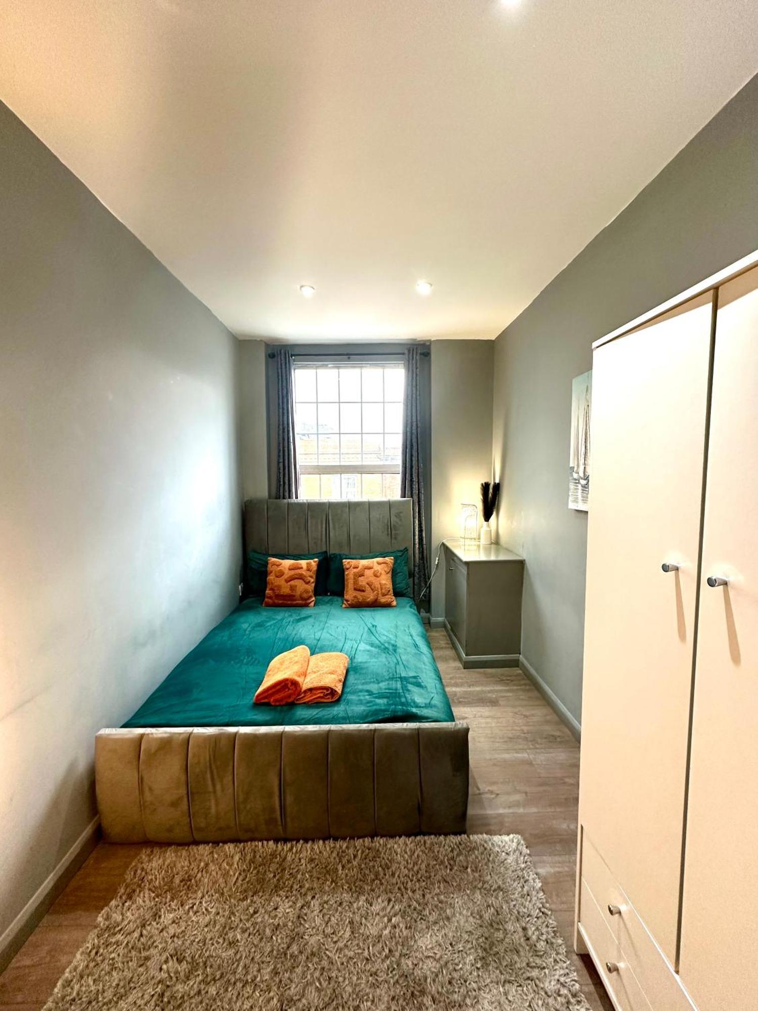 Spacious 3 Bedroom Flat In Kings Cross, St 159 *