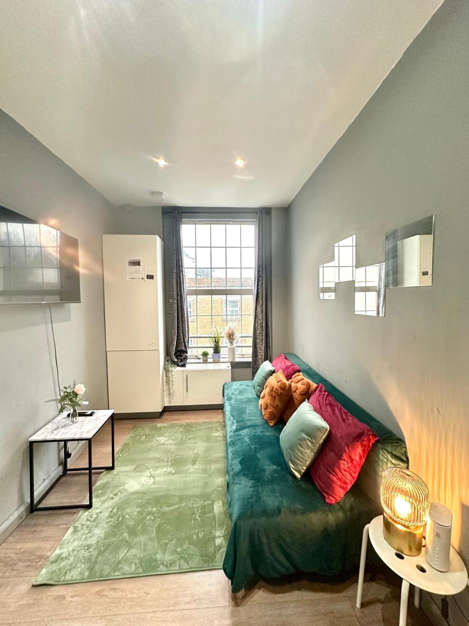 Spacious 3 Bedroom Flat In Kings Cross, St 159 *