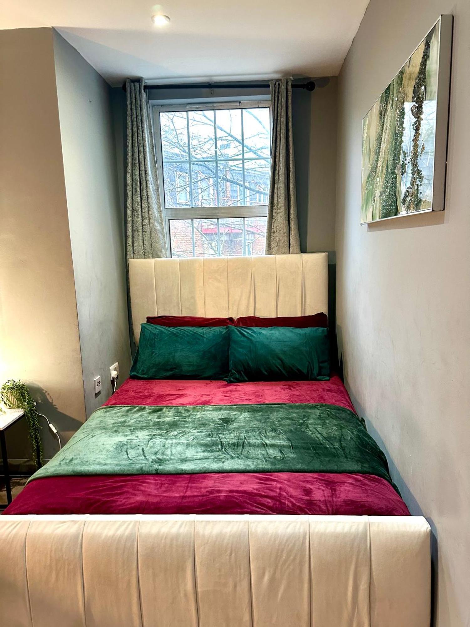 Spacious 3 Bedroom Flat In Kings Cross, St 159 *